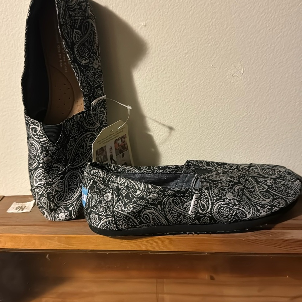 Brand new Tom classic black silver Paisley flats size 7 women’s